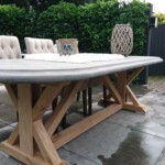 Rustiek eiken onderstel met klassiek ovaal stenen blad met papagaaienbek