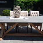 Rustiek eiken onderstel met klassiek rechthoekig stenen blad met papagaaienbek Rustiek eiken onderstel met klassiek rechthoekig stenen blad met papagaaienbek